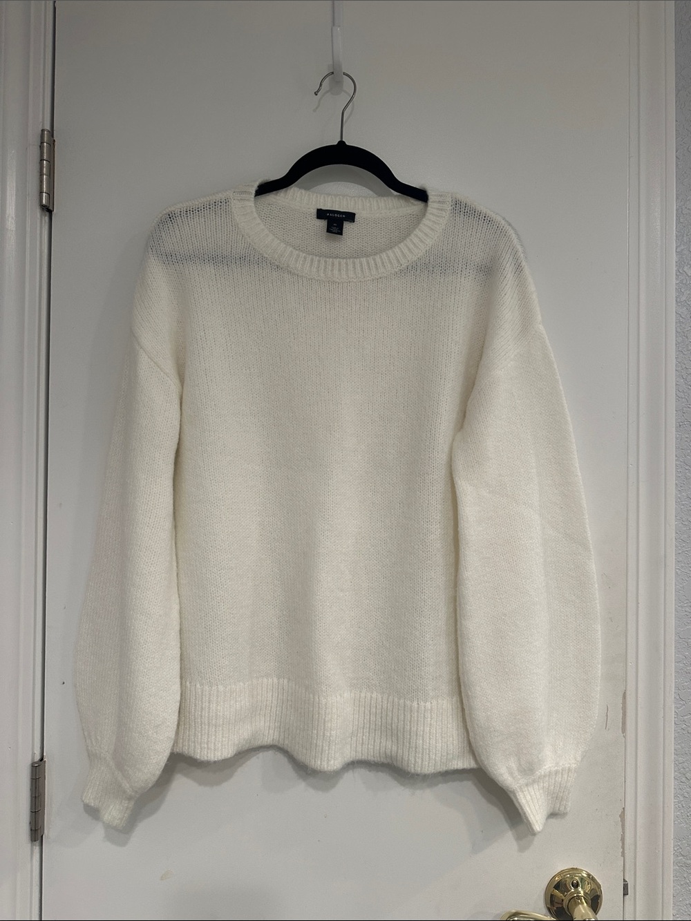 Halogen Ivory Crewneck Sweater with balloon sleeves. Women’s size M